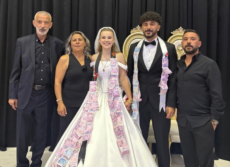 MİNE&MERT ÇİFTİ'NİN DİLLERE DESTAN DÜĞÜNÜ