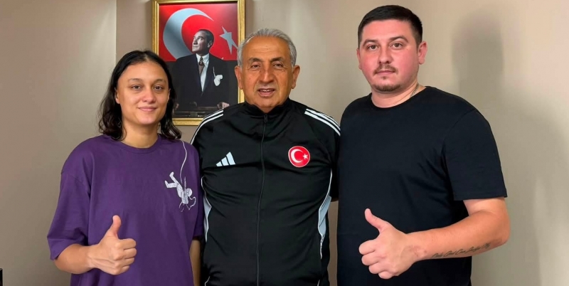 TECRÜBELİ SİYASETÇİ VE EĞİTİMCİ DURMAZ'A ÇOK ANLAMLI HEDİYE